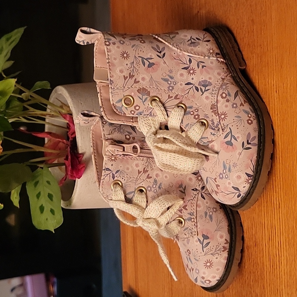 Girl boots size 7